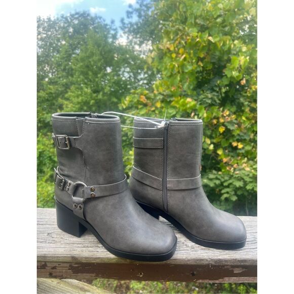 Soda "Addax" ~ Women's Square Toe Low Heel Ankle Boots with Belted Straps Sz 9 N - Picture 1 of 7